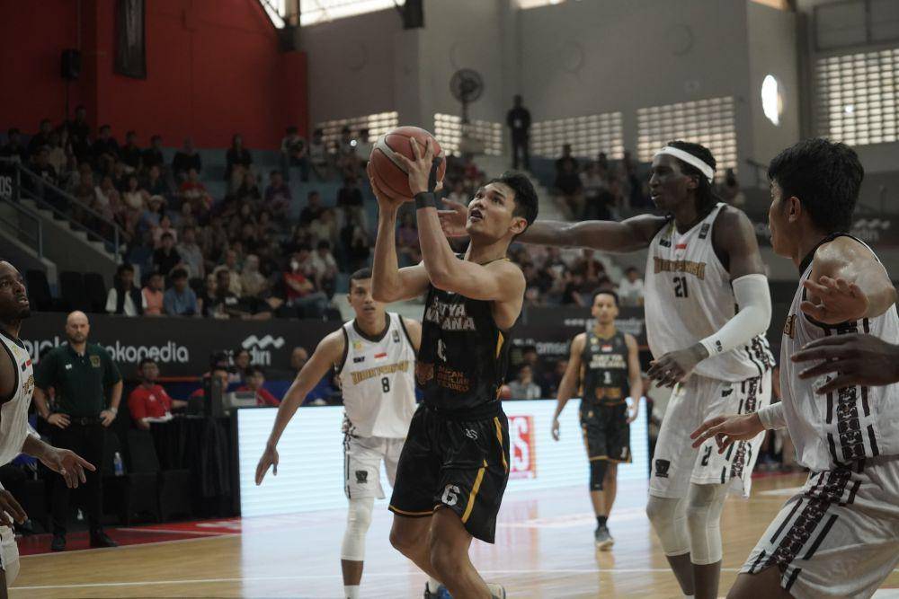 Satya Wacana Salatiga (SWS) melawan Bima Perkasa Jogja (BPJ) pada laga lanjutan Indonesian Basketball League (IBL) 2024 di Knight Stadium Semarang, Minggu (5/5/2024). (dok. SWS)
