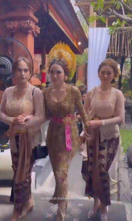 potret keluarga Mahalini di acara mepamit (instagram.com/nindypricilia)