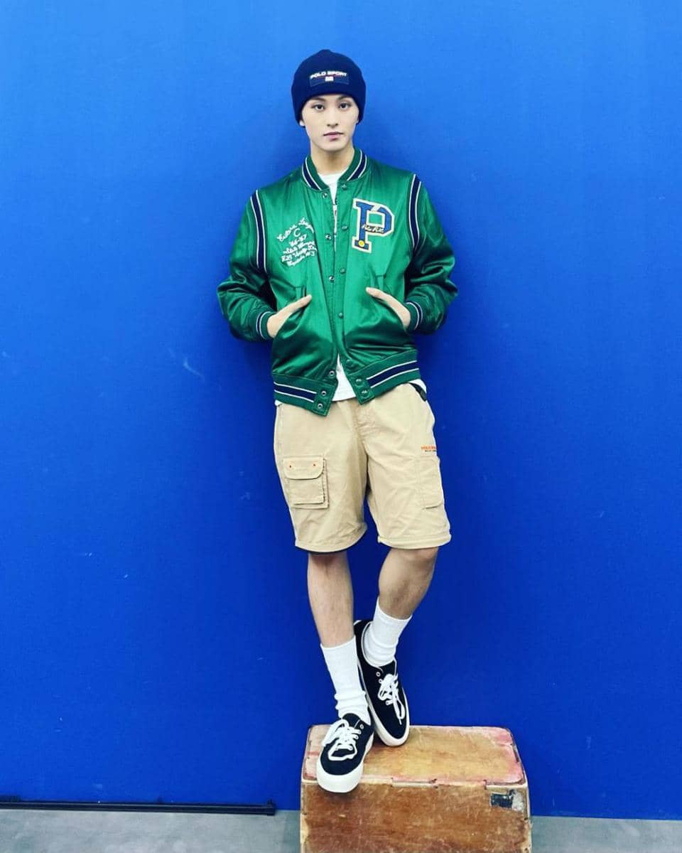 inspirasi outfit cerah ala Mark NCT (instagram.com/onyourm__ark)
