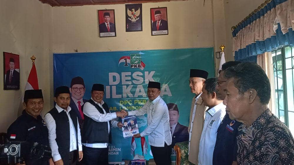 Paket Ramah saat menyerahkan berkas pendaftaran ke DPC PKB Lotim (IDN Times/Ruhaili)