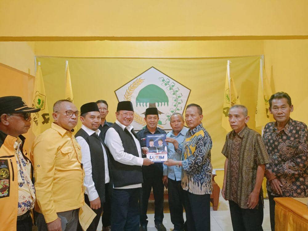Paket Ramah saat menyerahkan berkas pendaftaran ke DPD Golkar Lotim (IDN Times/Ruhaili)