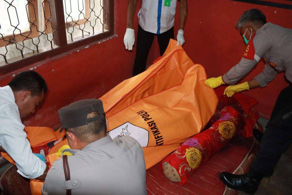 Polisi saat melakukan olah TKP dan mengevaluasi jenazah korban. (dok. Istimewa)