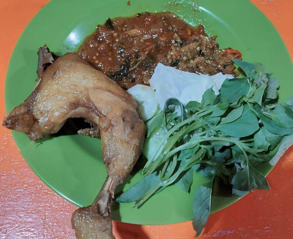 Pecel Ayam Permata Mubarok (instagram.com/permatamubarok.official)