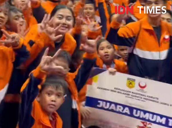 Para karateka ASKI DKI Jakarta meluapkan kegembiraannya setelah berhasil menyabet juara umum dalam kejurnas karate aski 2024 di GRJT.(IDN Times/Tangkapan layar)