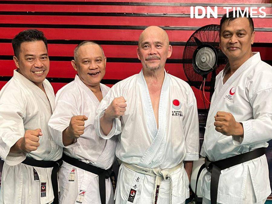 Pemegang DAN 8 Japan Karate Association (JKA) sekaligus Senior Managing Director JKA Head Quarters (JKA-HQ) World Federation, Sihan Seizo Izumiya (kedua dari kanan).(IDN Times/Cokie Sutrisno)