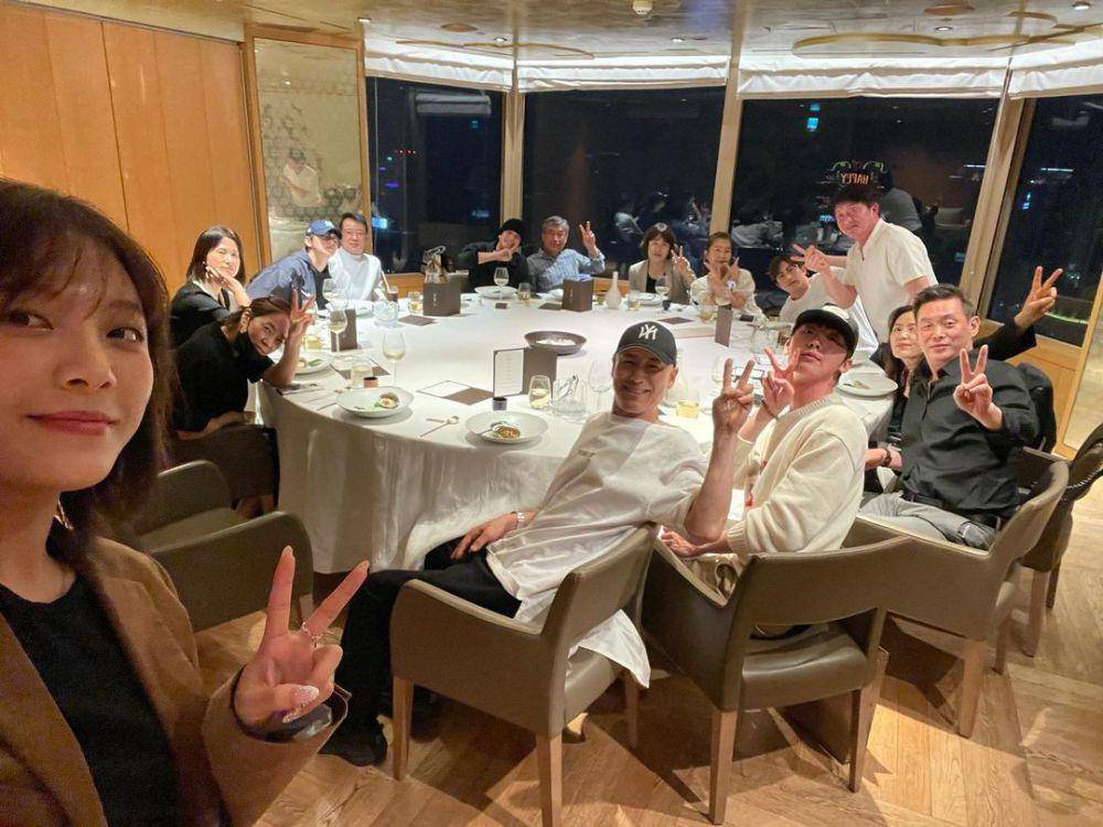 potret member ASTRO rayakan Parents Day (instagram.com/ast_jinjin)