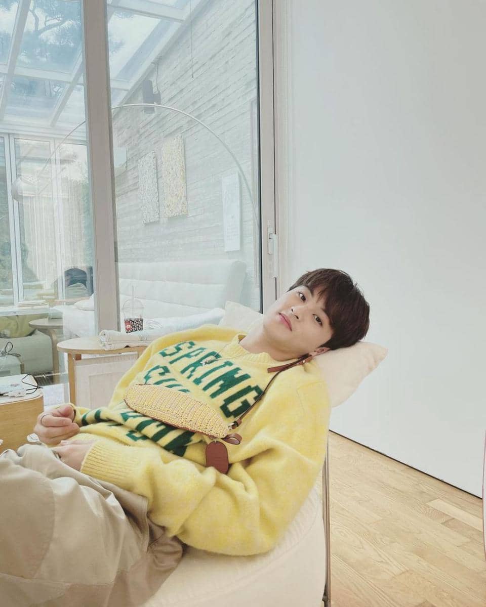 inspirasi outfit cerah ala Mark NCT (instagram.com/onyourm__ark)