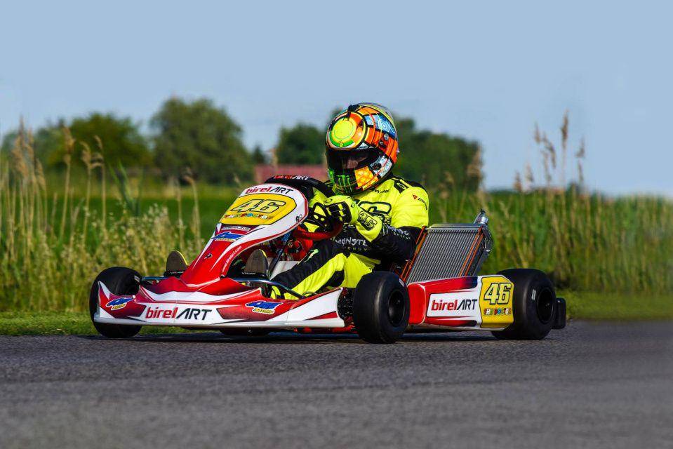 Valentino Rossi saat mengendarai Go-kart.(vroomkart.com)