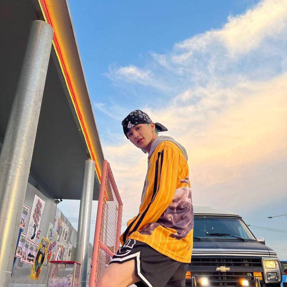 inspirasi outfit cerah ala Mark NCT (instagram.com/onyourm__ark)