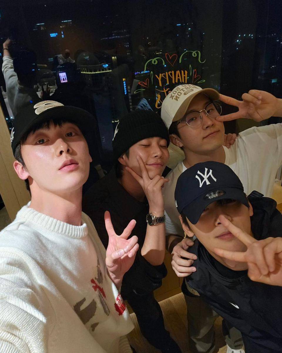 potret member ASTRO rayakan Parents Day (instagram.com/ddana_yoon)