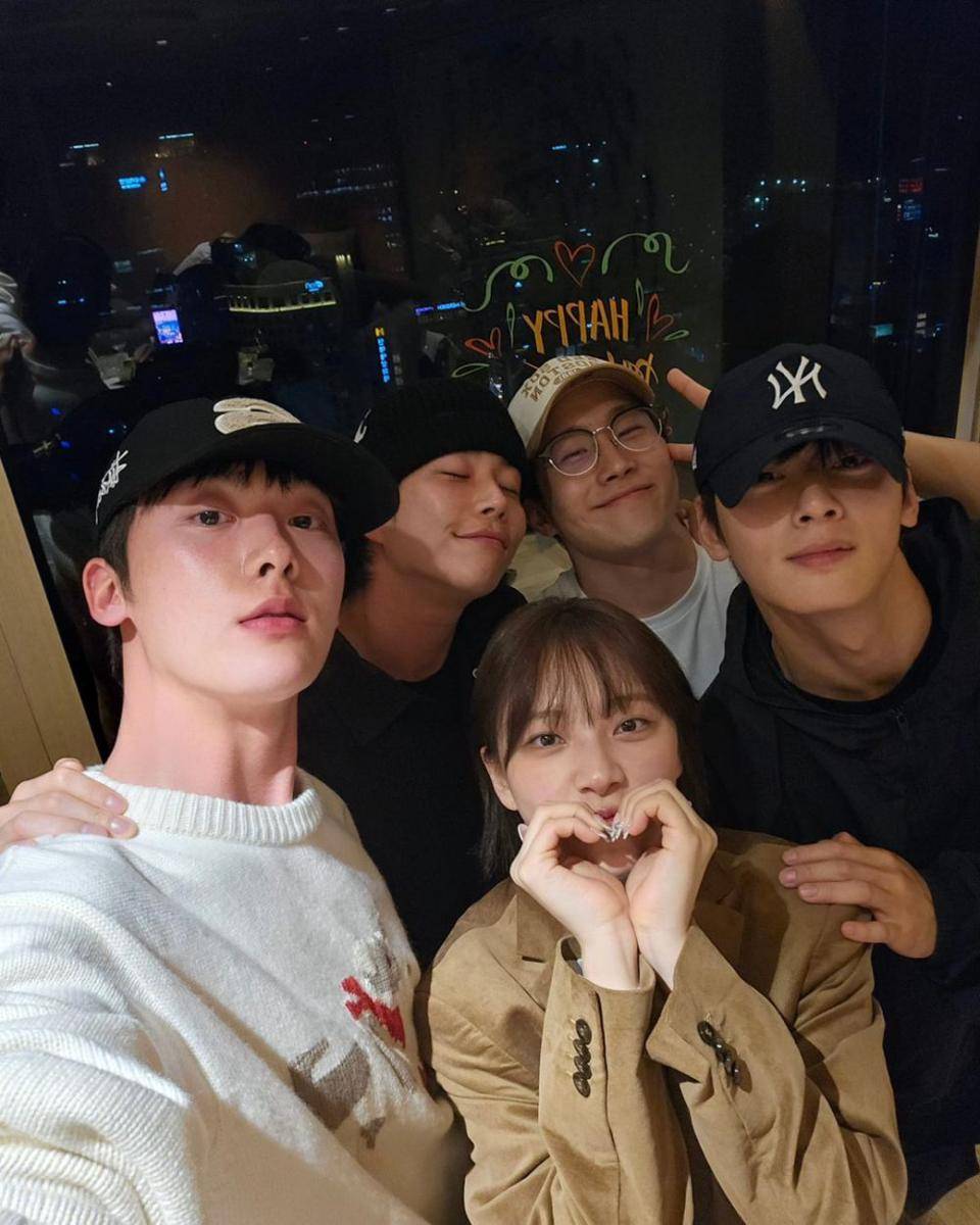potret member ASTRO rayakan Parents Day (instagram.com/ddana_yoon)