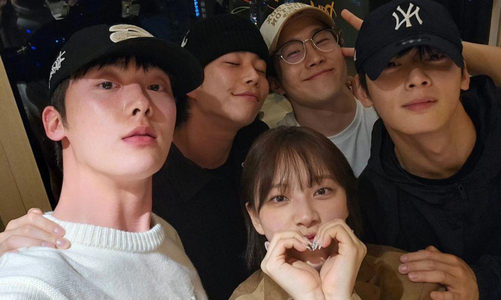 7 Potret Member ASTRO Rayakan Parents Day Bareng Moon Sua Billlie