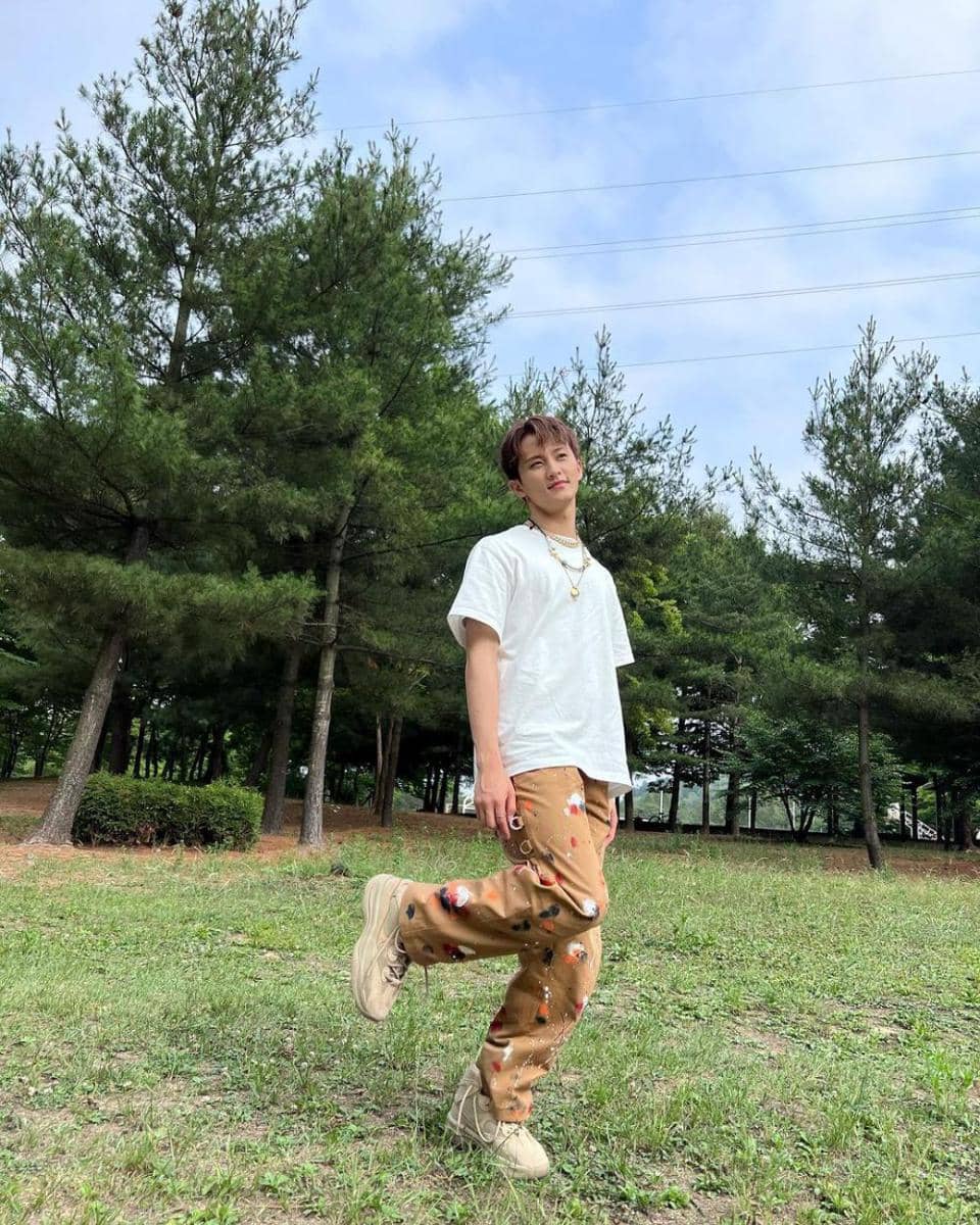 inspirasi outfit cerah ala Mark NCT (instagram.com/onyourm__ark)