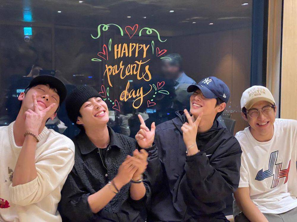 potret member ASTRO rayakan Parents Day (instagram.com/ddana_yoon)