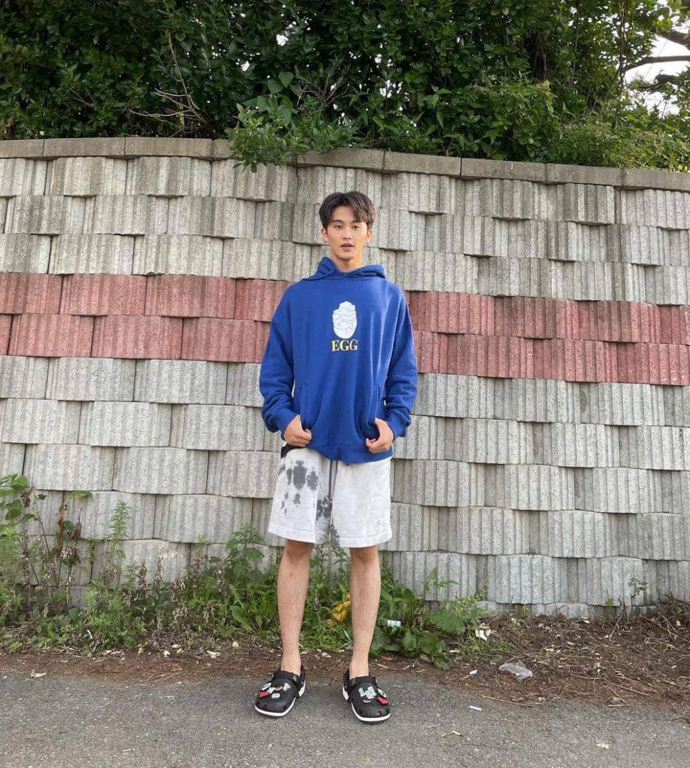 inspirasi outfit cerah ala Mark NCT (instagram.com/onyourm__ark)
