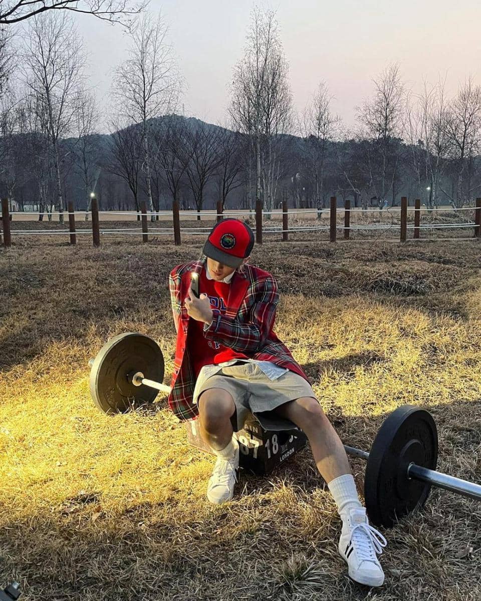 inspirasi outfit cerah ala Mark NCT (instagram.com/onyourm__ark)