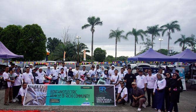 Konvoi kendaraan listrik melibatkan manajemen PLN, Polres Kota Bontang, dan anggota komunitas B-RICH. Foto PLN