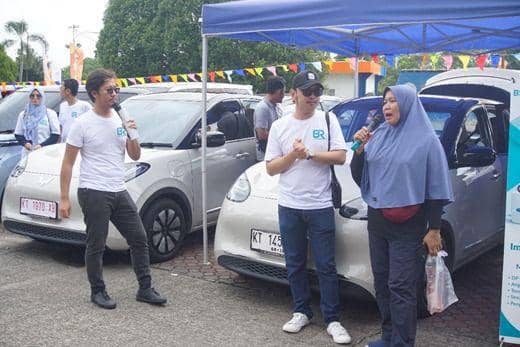 Konvoi kendaraan listrik melibatkan manajemen PLN, Polres Kota Bontang, dan anggota komunitas B-RICH. Foto PLN