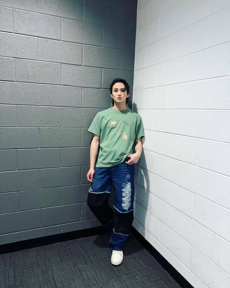 inspirasi outfit cerah ala Mark NCT (instagram.com/onyourm__ark)