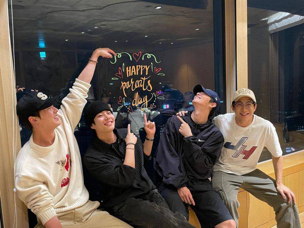 potret member ASTRO rayakan Parents Day (instagram.com/ddana_yoon)