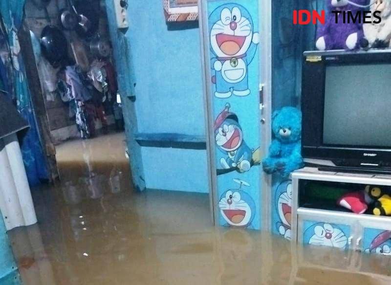 Kondisi dalam rumah warga di Babulu saat terjadi banjir (IDN Times/Ervan)