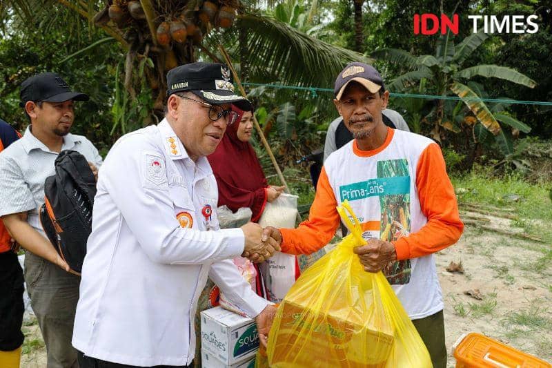 Pj Bupati PPU, Makmur Marbun serahkan secara simbolis bantuan kepada warga terdampak banjir di Babulu dan Waru (IDN Times/Ervan)