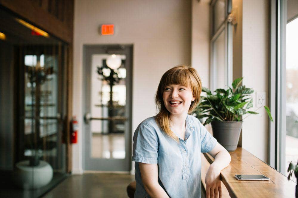ilustrasi seseorang tersenyum ceria (unsplash.com/Brooke Cagle)