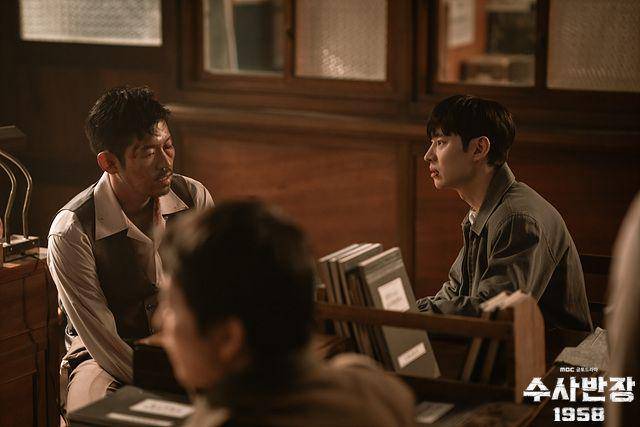 cuplikan Kang In Kwon dan Lee Je Hoon di drakor Chief Detective 1958 (dok. MBC/Chief Detective 1958)