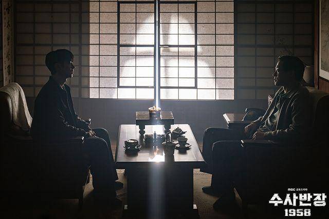 cuplikan Lee Je Hoon dan Kim Young Sung di drakor Chief Detective 1958 (dok. MBC/Chief Detective 1958)