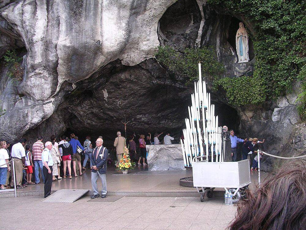 potret umat peziarah yang berziarah ke Gua Lourdes, Prancis (commons.wikimedia.org/Fabio Alessandro Locati)