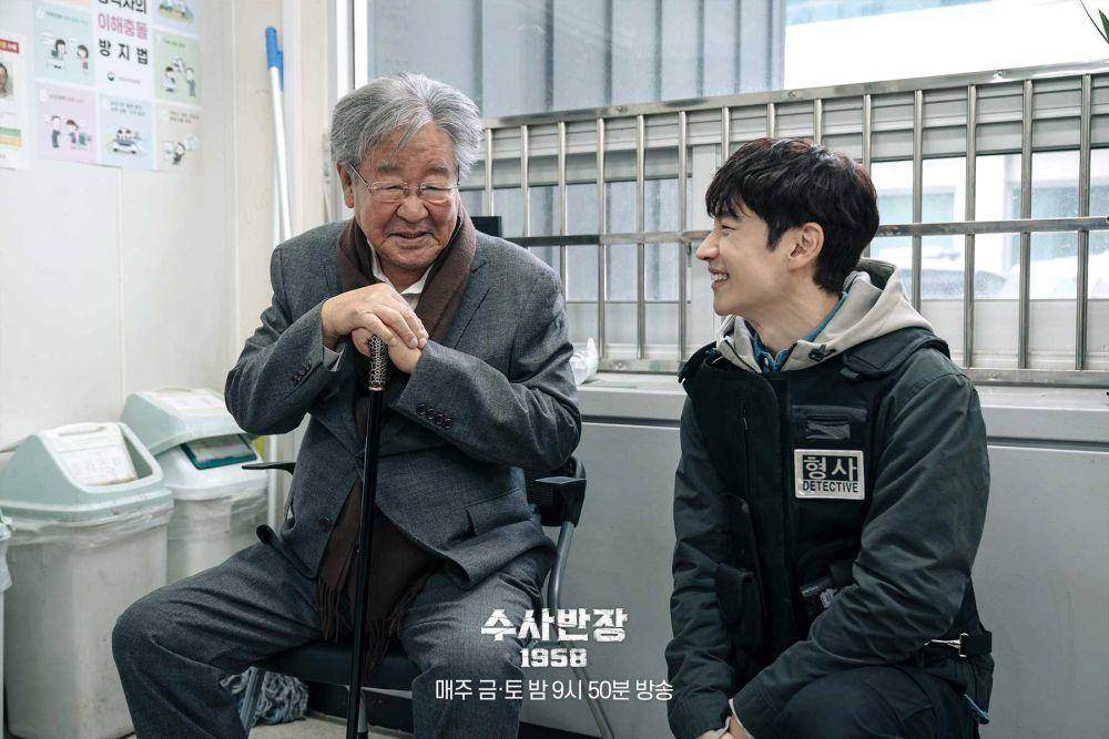 Choi Bul Am dan Lee Je Hoon di balik layar Chief Detective 1958 (twitter.com/mbcdrama_pre)