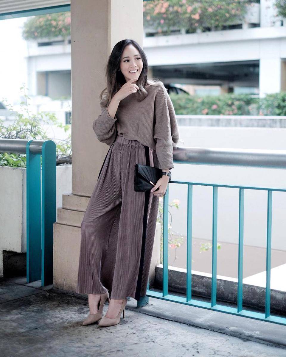 outfit smart casual ala Almiranti Fira (instagram.com/almirantifira)