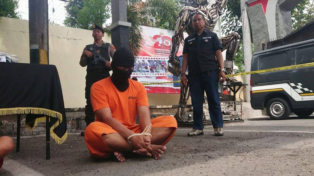 Tersangka pelatih silat saat dikeler polisi. IDN Times/ istimewa