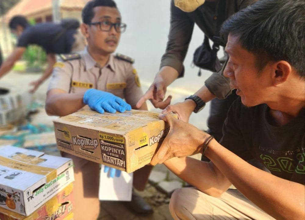 Penampakan penindakan upaya penyeludupan 2.540 ekor burung ilegal di Pelabuhan Bakauheni. (Dok. Karantina Lampung).