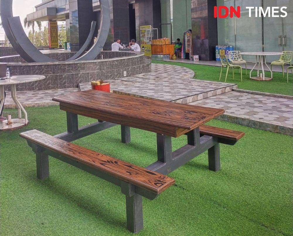 Meja taman terbuat dari 100 persen sampah plastik mejeng di Pelindo (IDN Times/Eko Agus Herianto)
