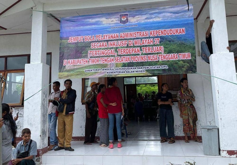 Tim Jebol 3T Dukcapil Serahkan 5.305 Dokumen Adminduk di NTT
