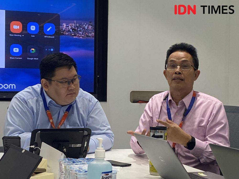 Presiden Direktur SeaBank Indonesia, Sasmaya Tuhuleley (kanan), dan Direktur Strategi SeaBank Indonesia, Junedy Lim (kiri). (IDN Times/Vadhia Lidyana)