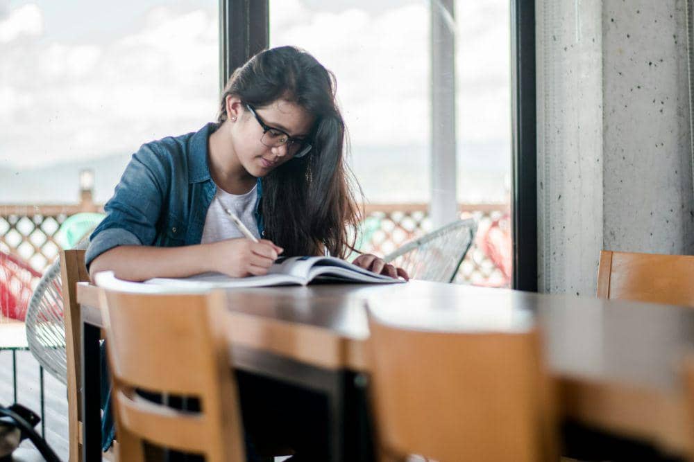ilustrasi perempuan menulis di buku (unsplash.com/Kyle Gregory Devaras)