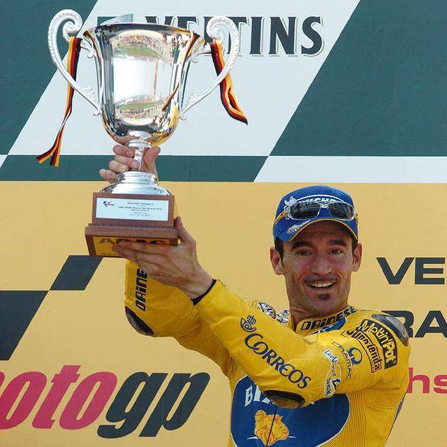 Max Biaggi diatas podium setelah memenangkan pertandingan. (Instagram/maxbiaggiofficial)