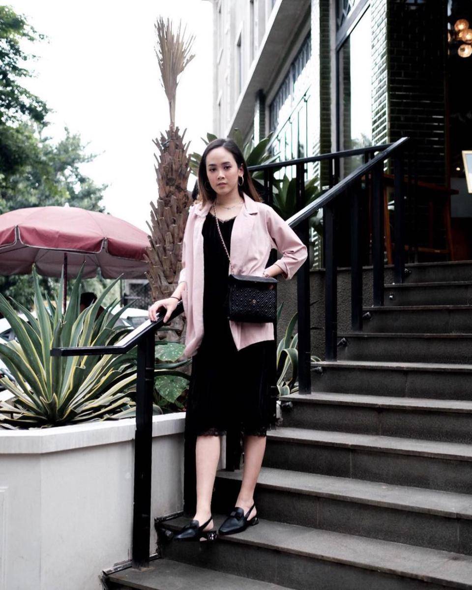 outfit smart casual ala Almiranti Fira (instagram.com/almirantifira)