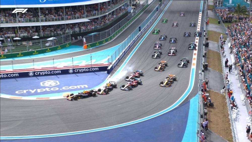 manuver Sergio Perez pada lap pertama GP Miami 2024 yang membuat Carlos Sainz kehilangan posisi. (twitter.com/F1)