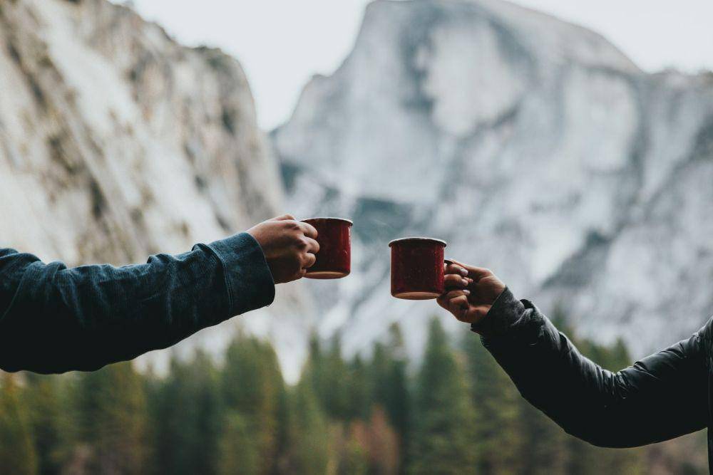 Ilustrasi dua orang minum kopi (unsplash.com/nate_dumlao)