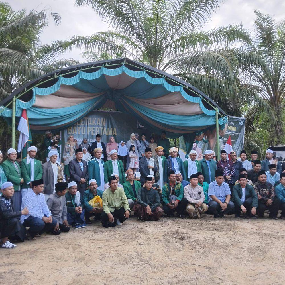 Organisasi masyarakat Islam Nahdlatul Wathan melakukan peletakan batu pertama pembangunan Kantor Pusat Pengurus Besar Nahdlatul Wathan di Ibukota Nusantara (IKN), Minggu (5/5/2024). Foto NW
