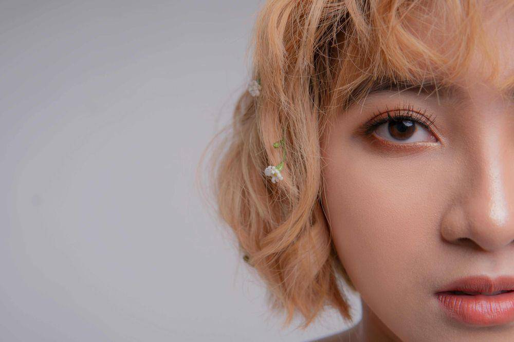 ilustrasi hasil teknik pewarnaan rambut bleaching (pexels.com/Christian Diokno)