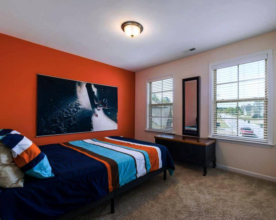 ilustrasi cat dinding interior berwarna orange gelap (pexels.com/Curtis Adams)