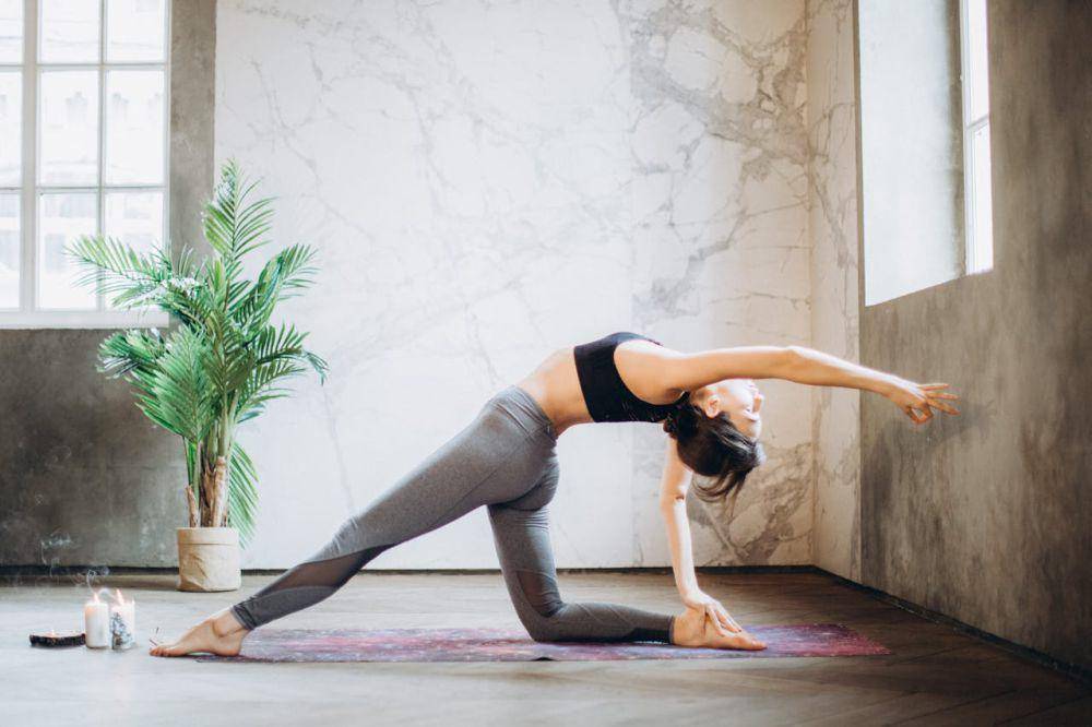 ilustrasi wanita yang melakukan yoga (pexels.com/Elina Fairytale)