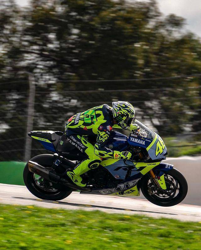 Aksi Valentino Rossi saat di Superbike. (Instagram/valeyellow46)