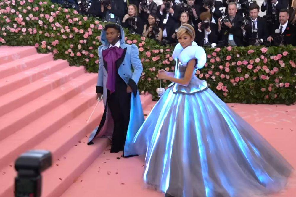potret Zendaya berpenampilan Cinderella di Met Gala 2019 (youtube.com/Harper's Bazaar UK)