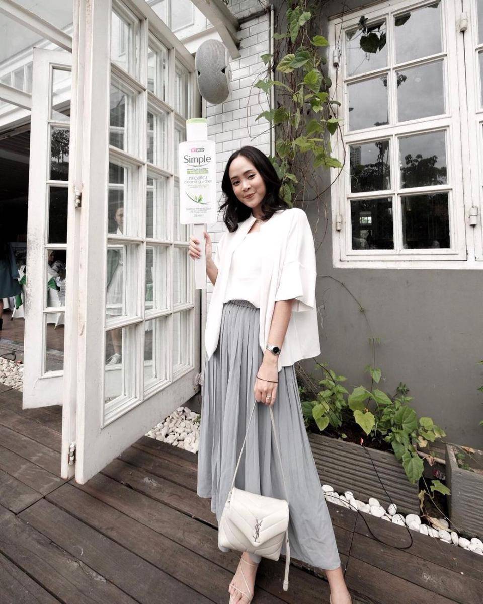 outfit smart casual ala Almiranti Fira (instagram.com/almirantifira)
