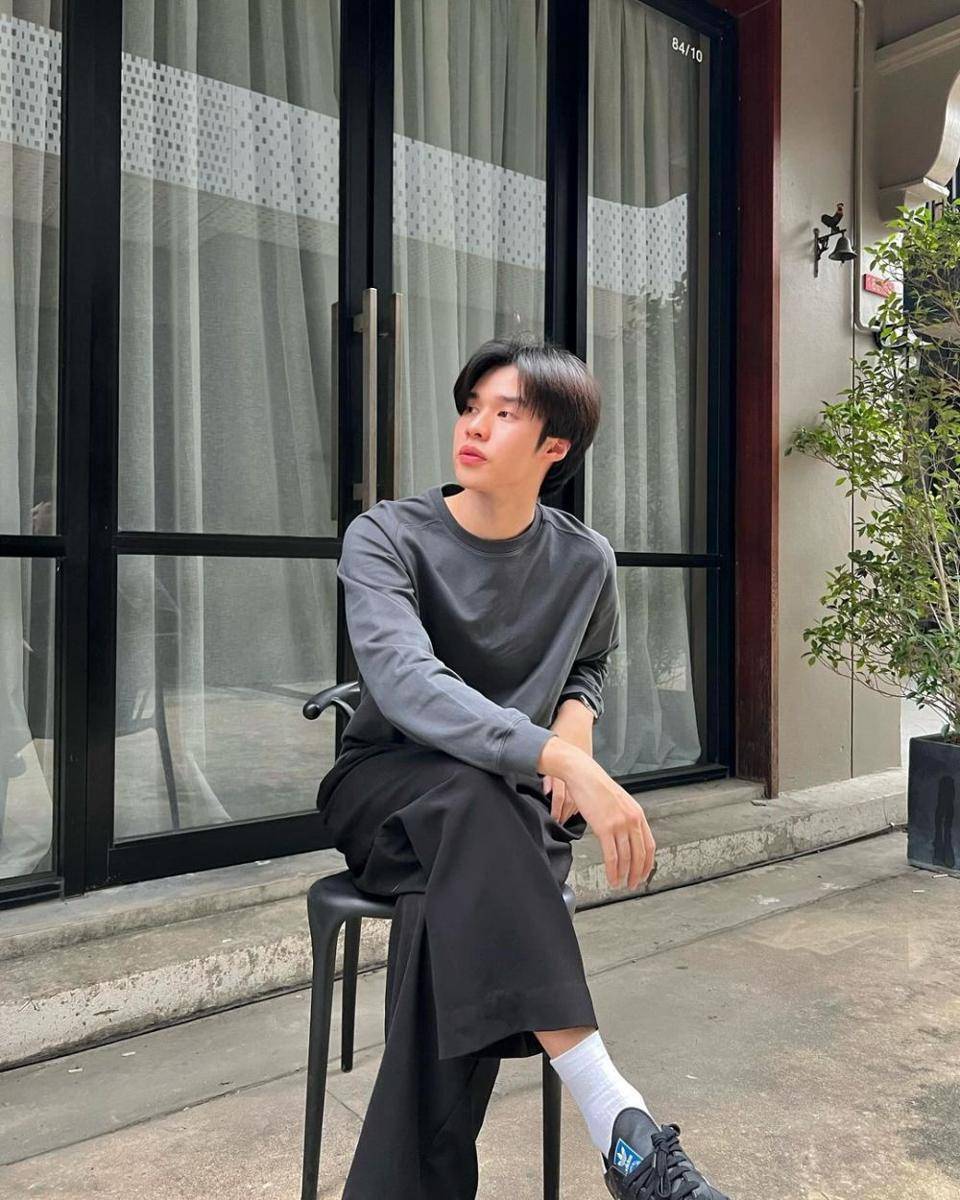 outfit ngampus ala Peemapol Panichtamrong (instagram.com/peakpeemapol)